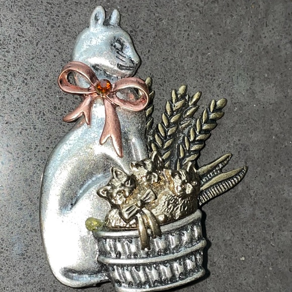 Kenneth Cole cat•kittens•basket mixed metals brooch sign - Picture 5 of 8